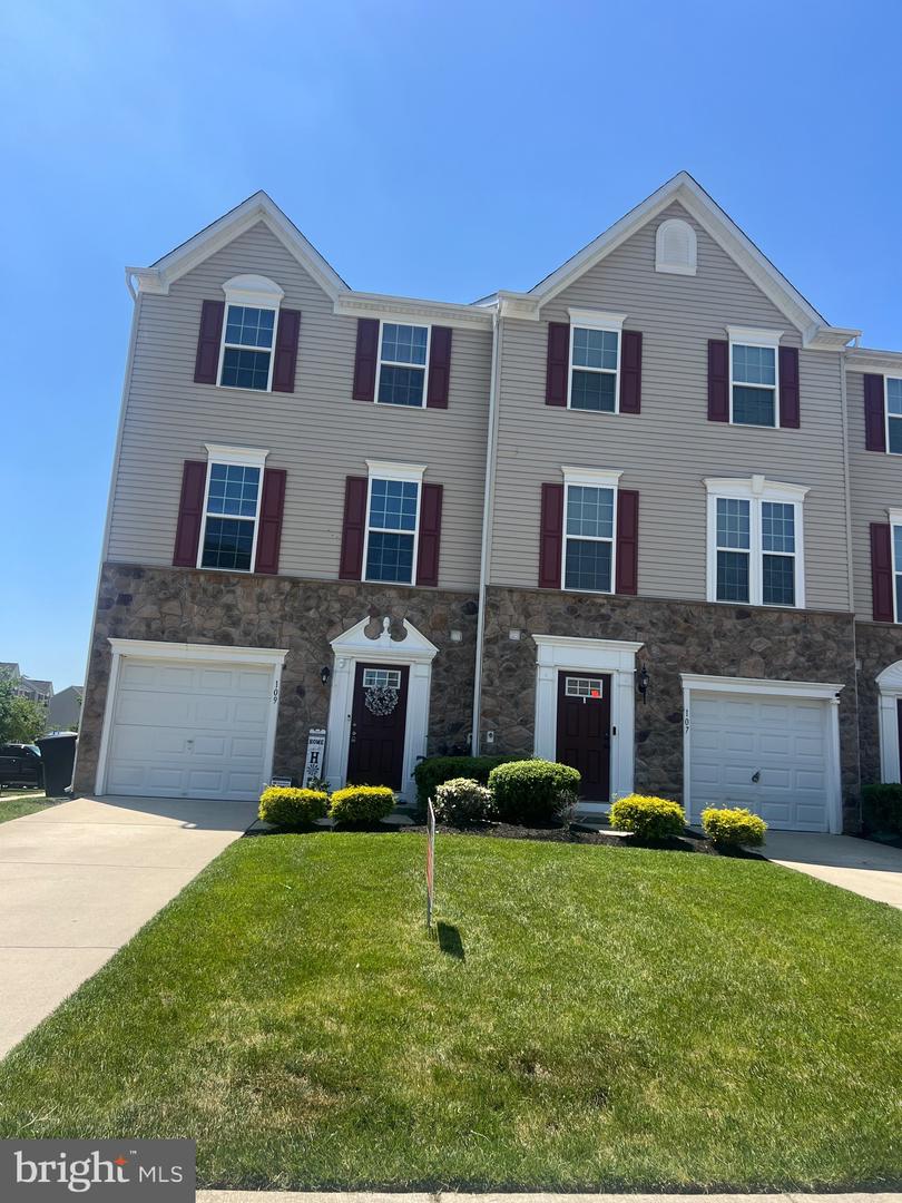 Photo 2 of 28 of 109 Benford Ln townhome