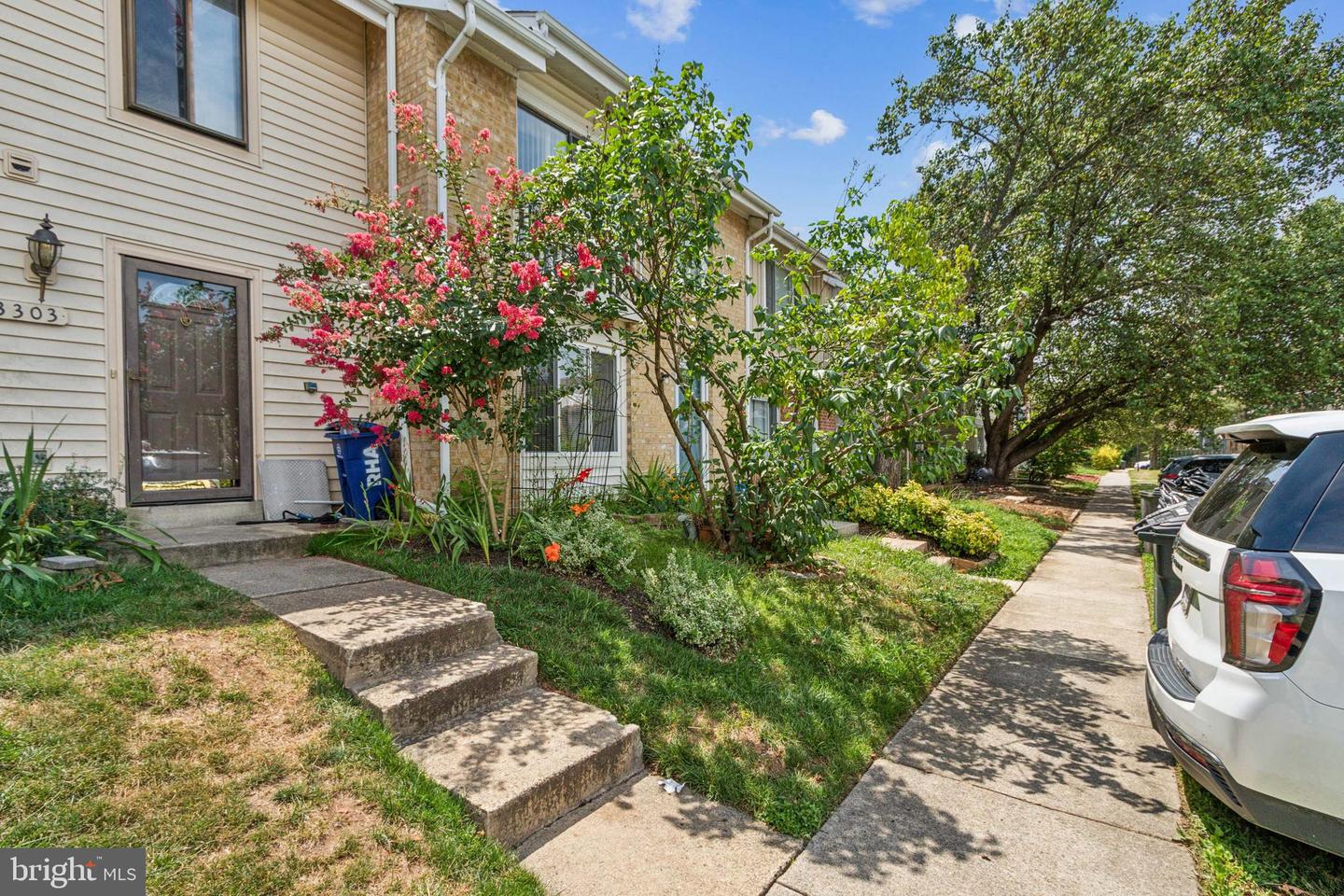 Photo 3 of 30 of 13305 Apgar Pl townhome