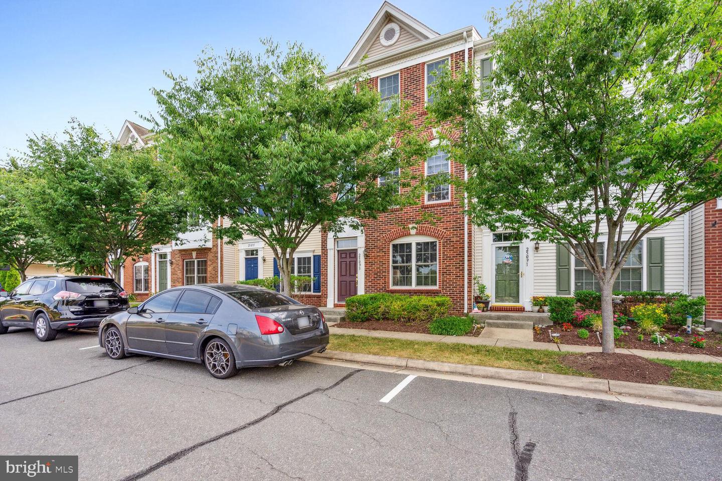 View Chantilly, VA 20152 townhome