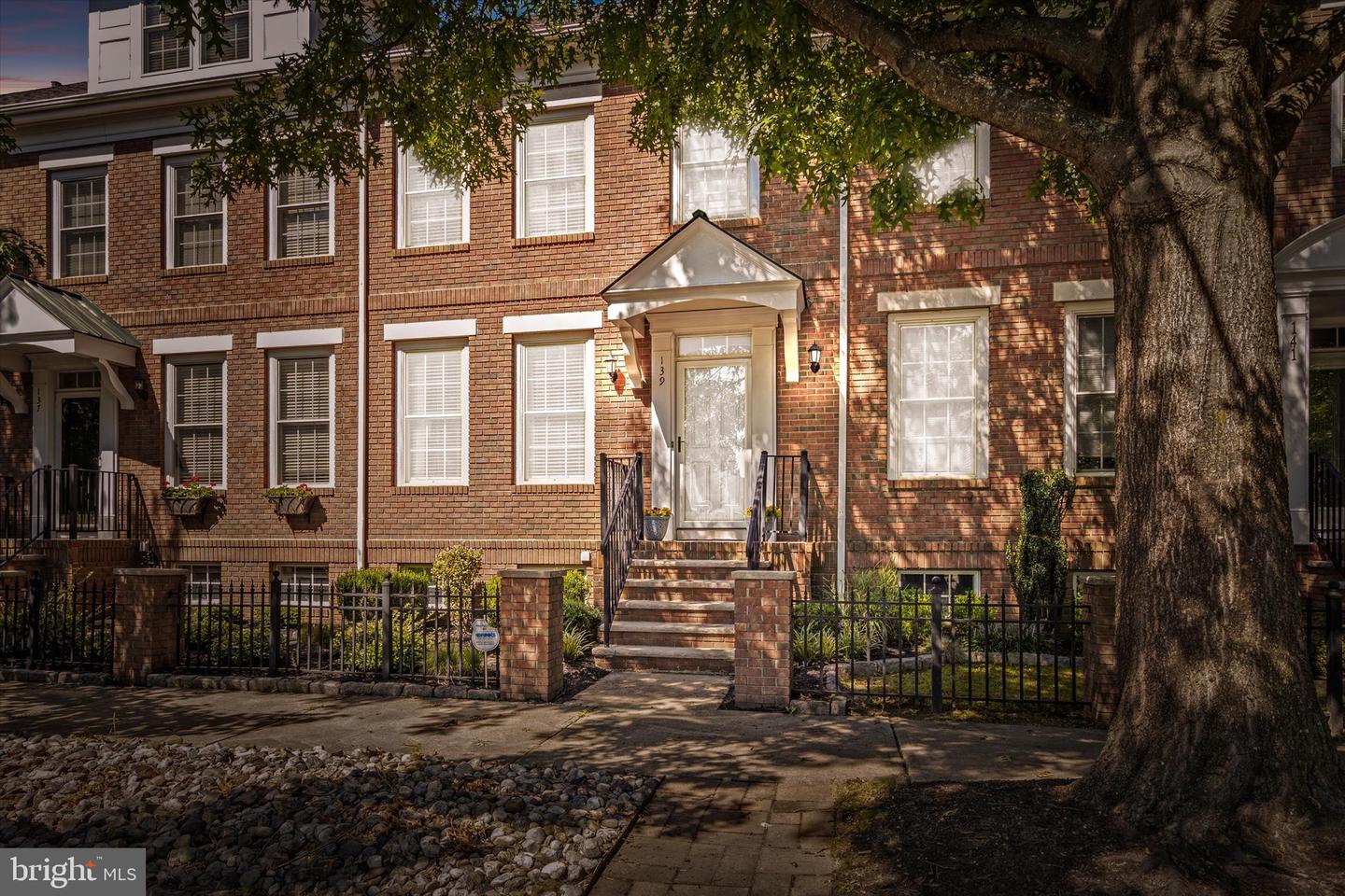 Photo 3 of 41 of 139 Heritage St townhome