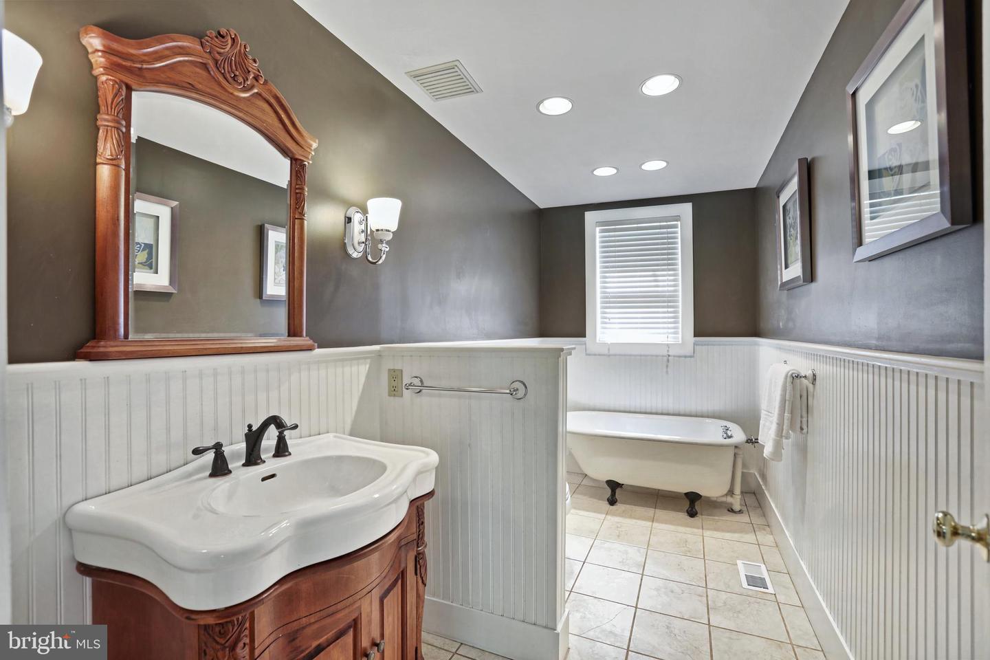 Photo 18 of 48 of 40349 Braddock Rd house