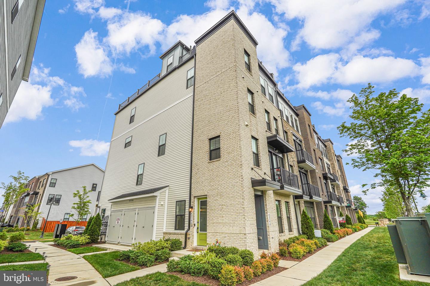 Photo 2 of 40 of 43196 Farringdon Sq townhome