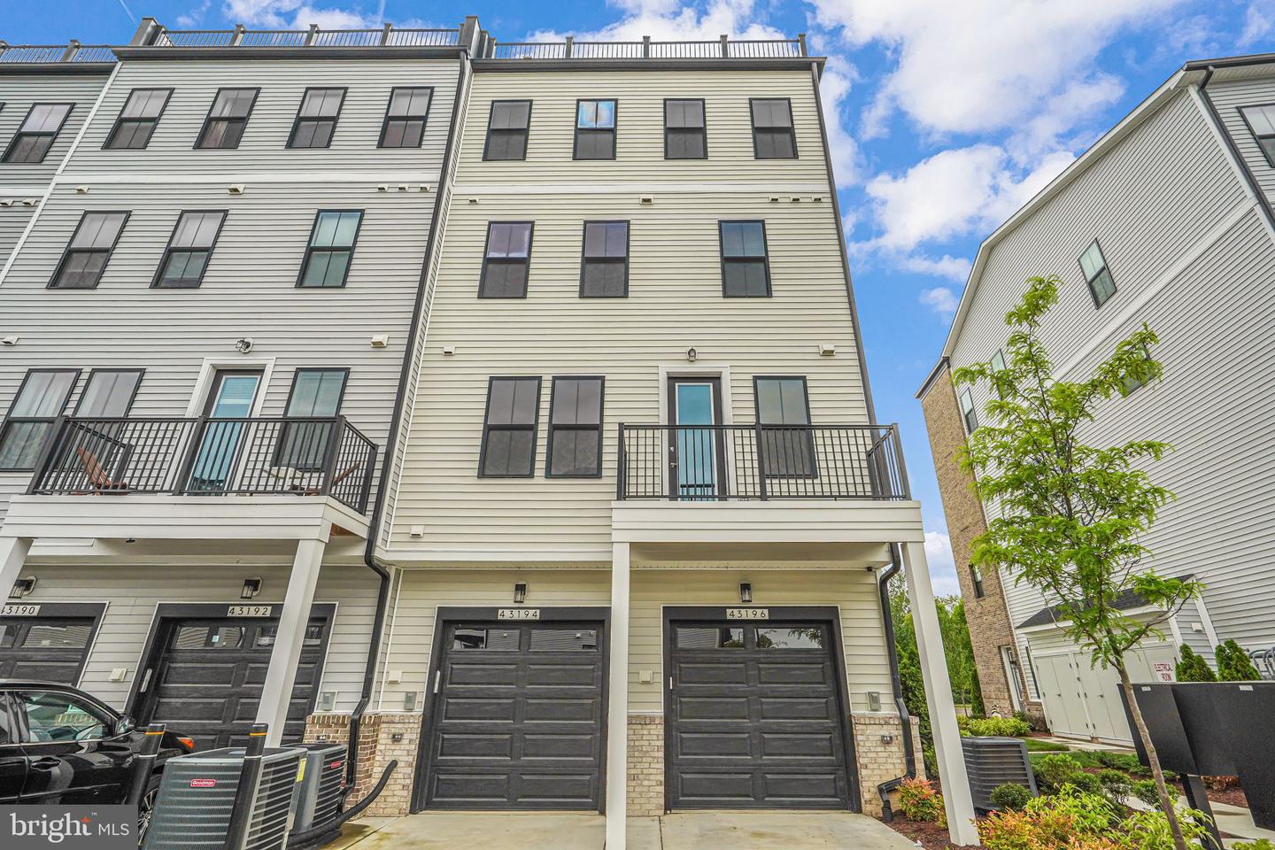 Photo 32 of 40 of 43196 Farringdon Sq townhome