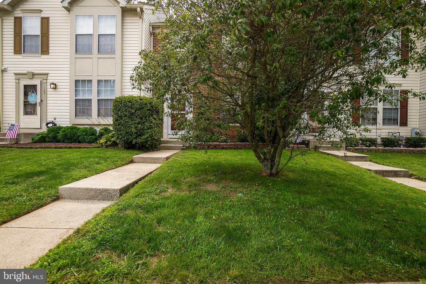 Photo 2 of 31 of 129 Paden Ct townhome