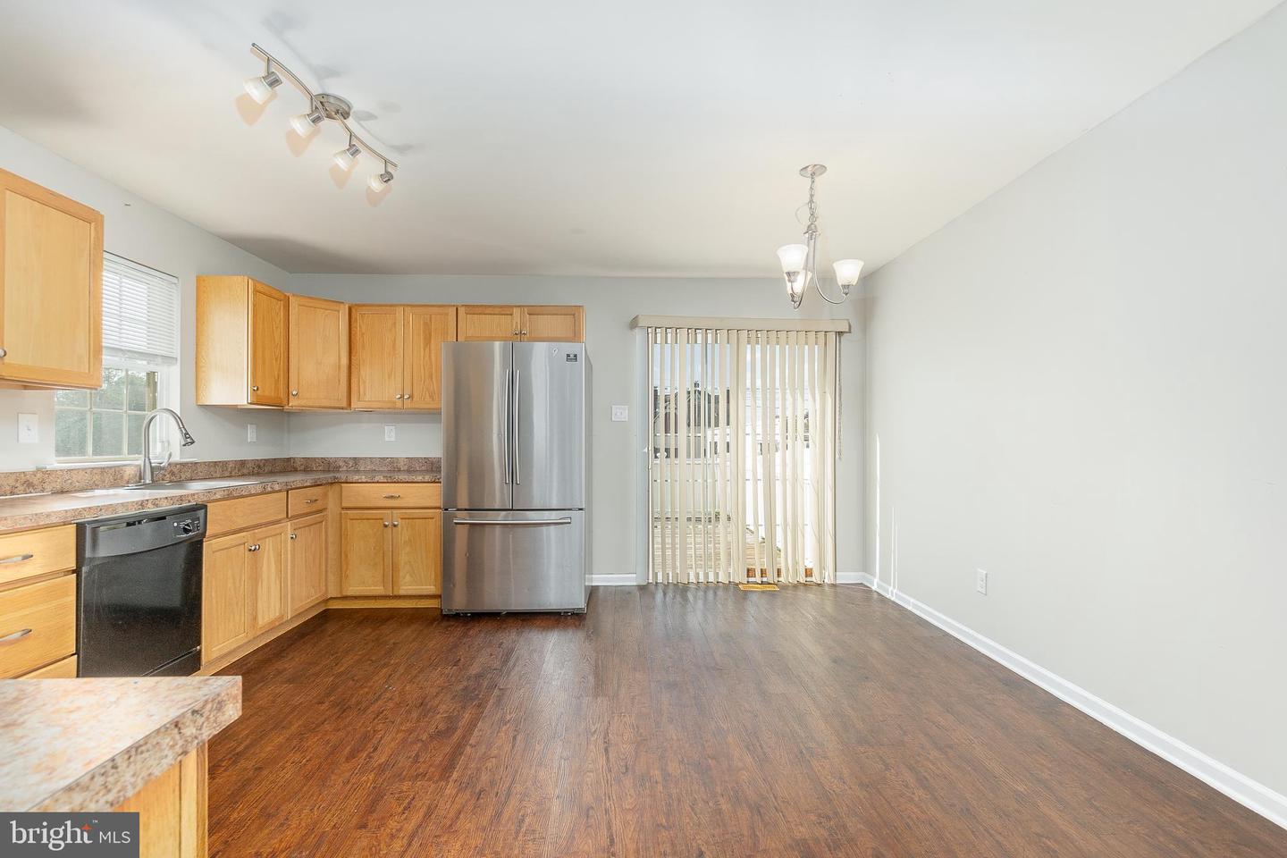 Photo 8 of 31 of 258 Davis Ave multi-family property