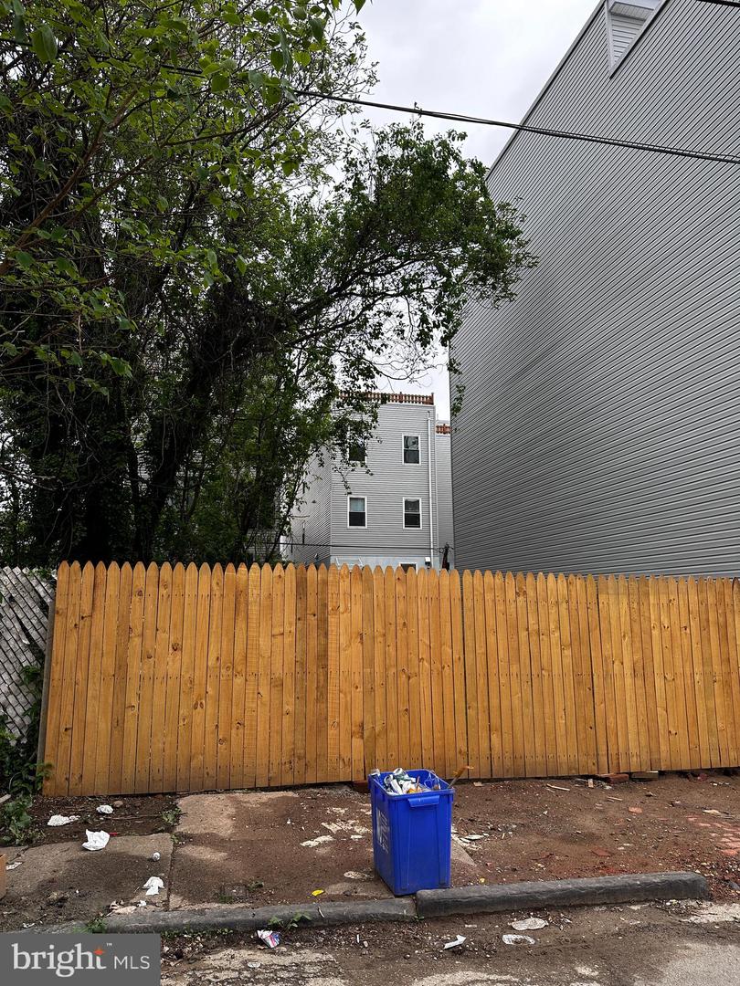 Photo 2 of 3 of 634 N Shedwick St land