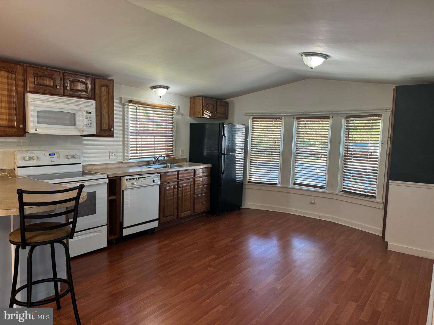 Photo 6 of 19 of 28363 Roberta Ln mobile home