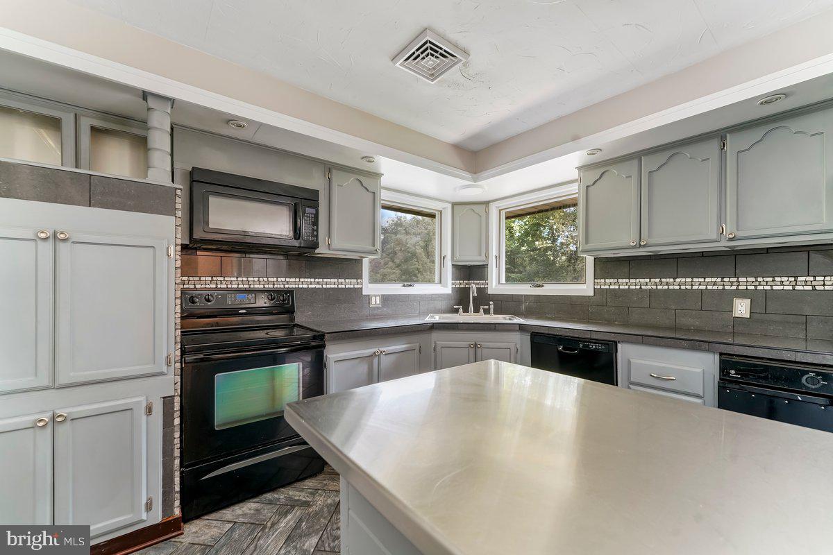 Photo 4 of 40 of 319 S Bonsall Rd house