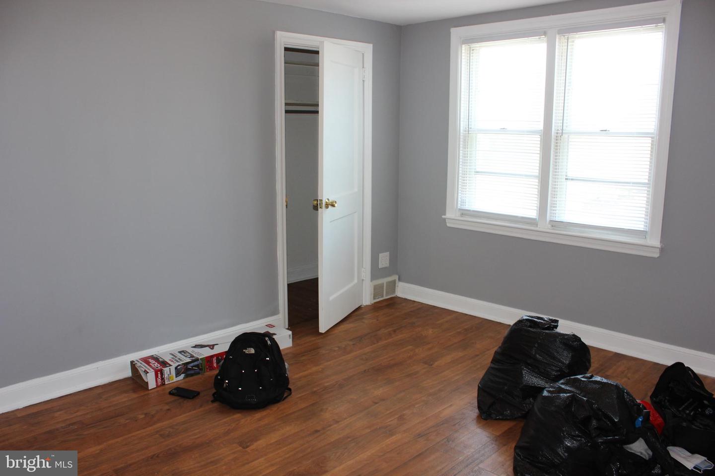 Photo 11 of 35 of 405 W 22nd St townhome