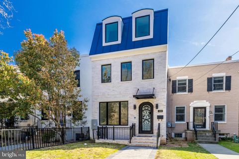 Townhouse in Washington DC 3550 Whitehaven PARKWAY.jpg