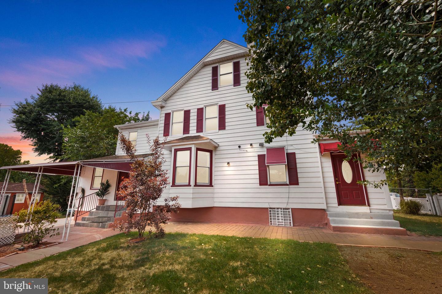 Photo 1 of 40 of 2136 Grant Ave house