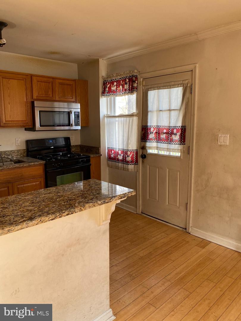 Photo 7 of 14 of 4014 24th Ave multi-family property