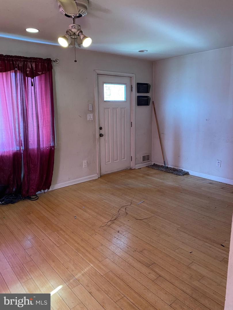 Photo 5 of 14 of 4014 24th Ave multi-family property