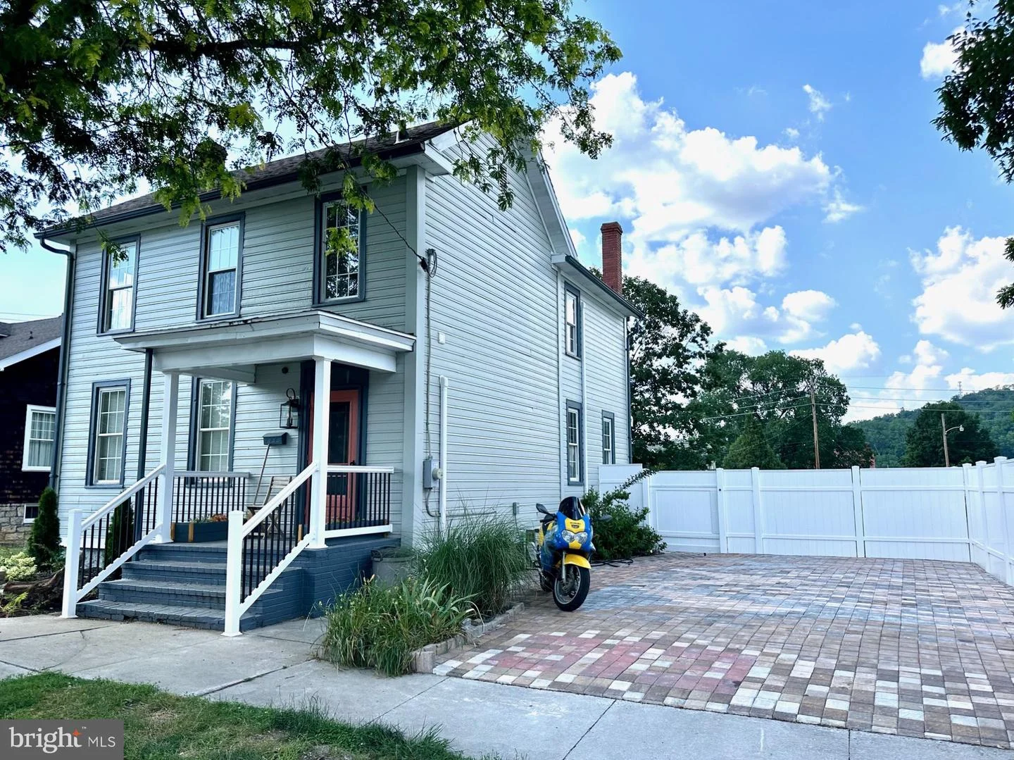 313 E John Street E