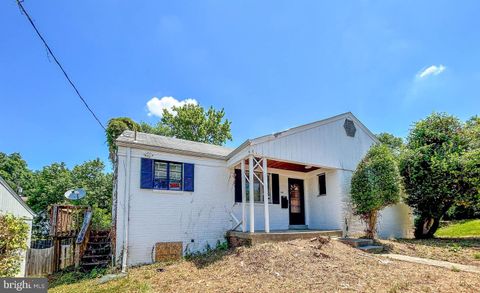 Single Family Residence in Chevy Chase MD 2713 Navarre DRIVE.jpg