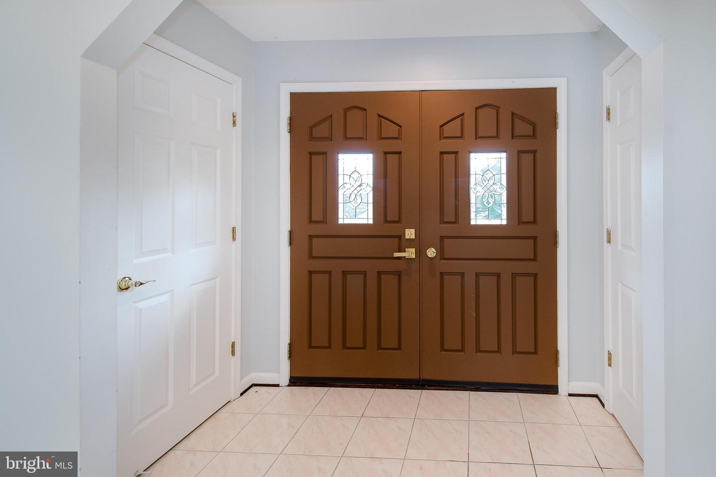 Photo 6 of 41 of 909 Amer Dr house