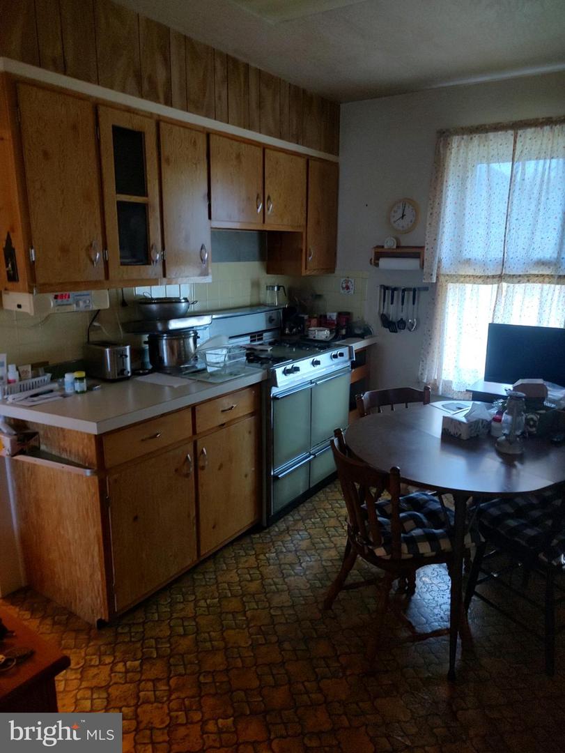 Photo 6 of 12 of 212 Davis Ave house