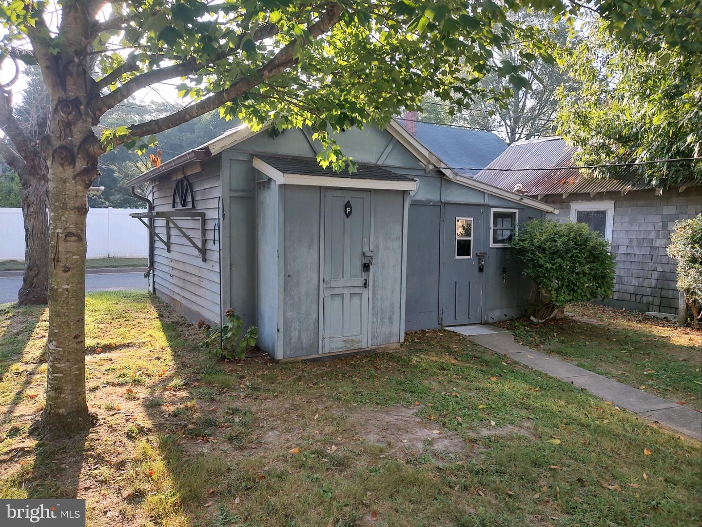 Photo 4 of 12 of 212 Davis Ave house