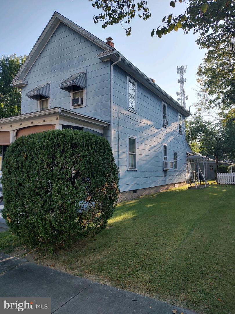 Photo 3 of 12 of 212 Davis Ave house