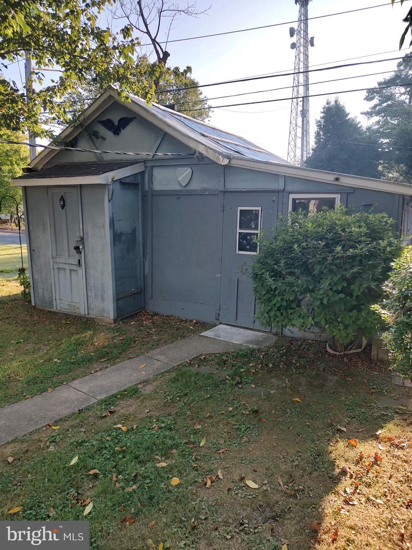 Photo 5 of 12 of 212 Davis Ave house