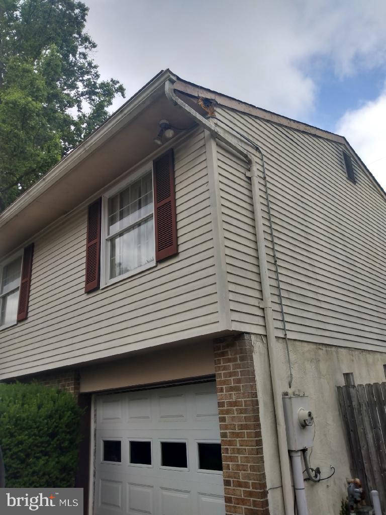 Photo 5 of 30 of 4122 Tiverton Rd house