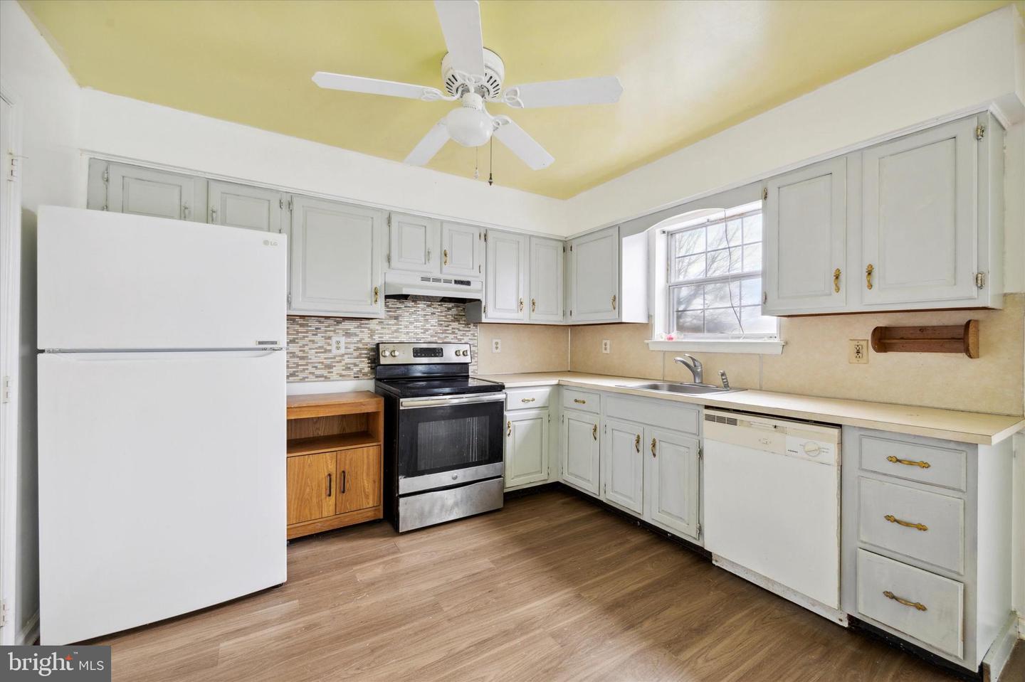 Photo 6 of 18 of 37 Pennypacker Dr multi-family property