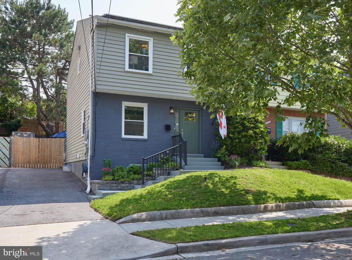 807 Delafield St NE