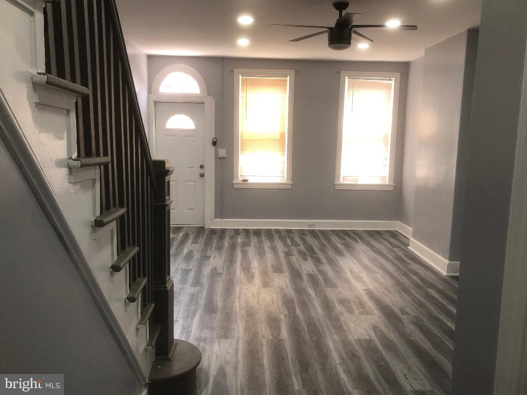 Photo 2 of 19 of 1119 W Second St townhome