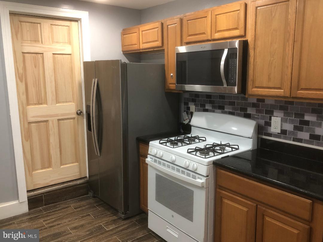 Photo 3 of 19 of 1119 W Second St townhome