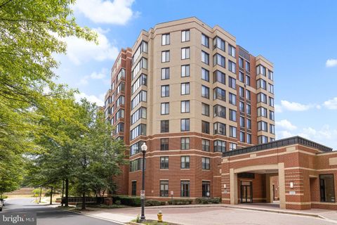 Condominium in Arlington VA 2220 Fairfax DRIVE 6.jpg