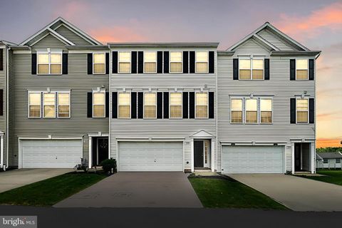 Townhouse in York PA 2228 Golden Eagle DRIVE.jpg