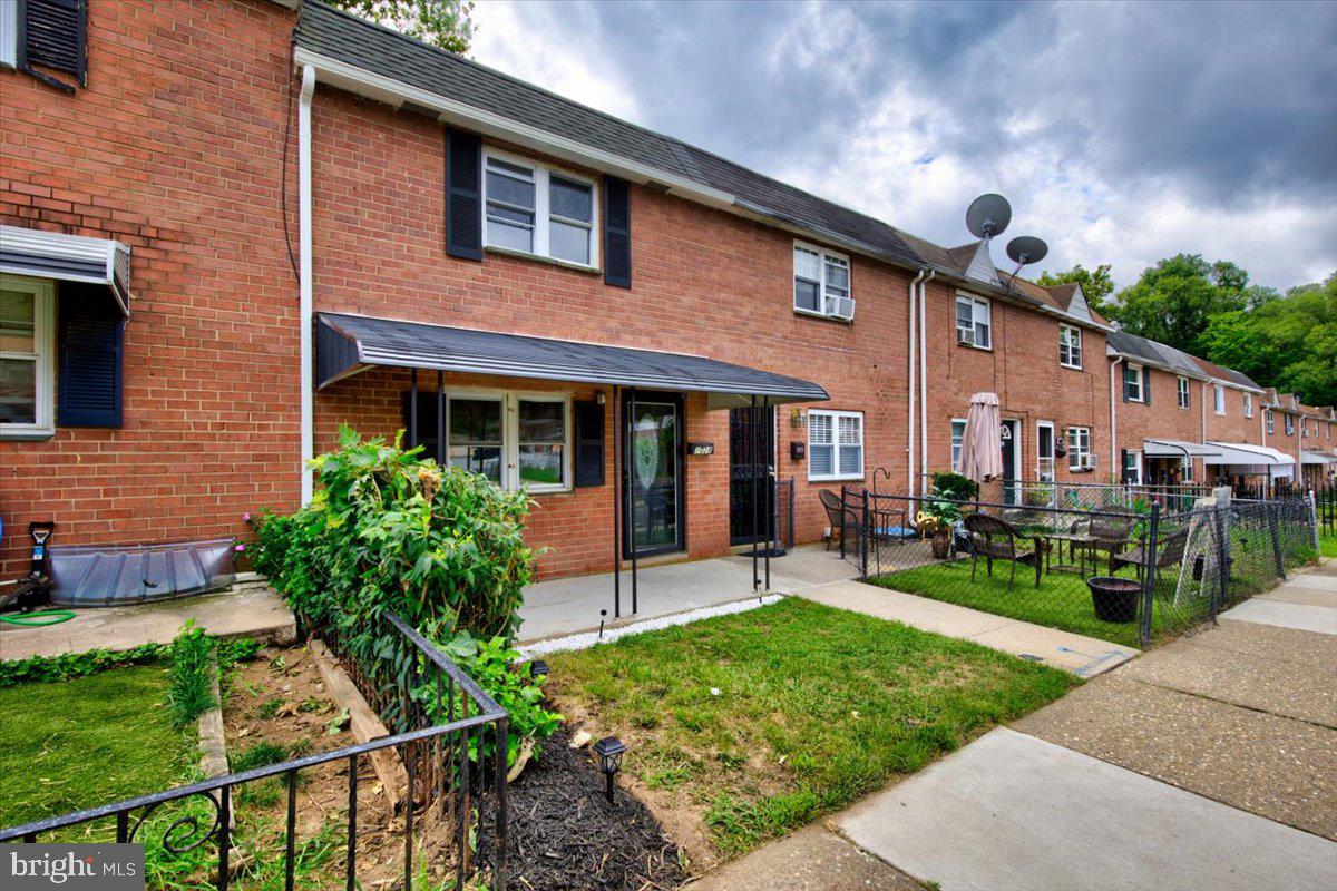Photo 4 of 28 of 1028 Walnut St townhome