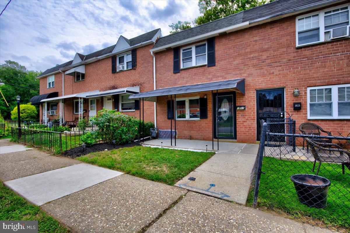 Photo 5 of 28 of 1028 Walnut St townhome