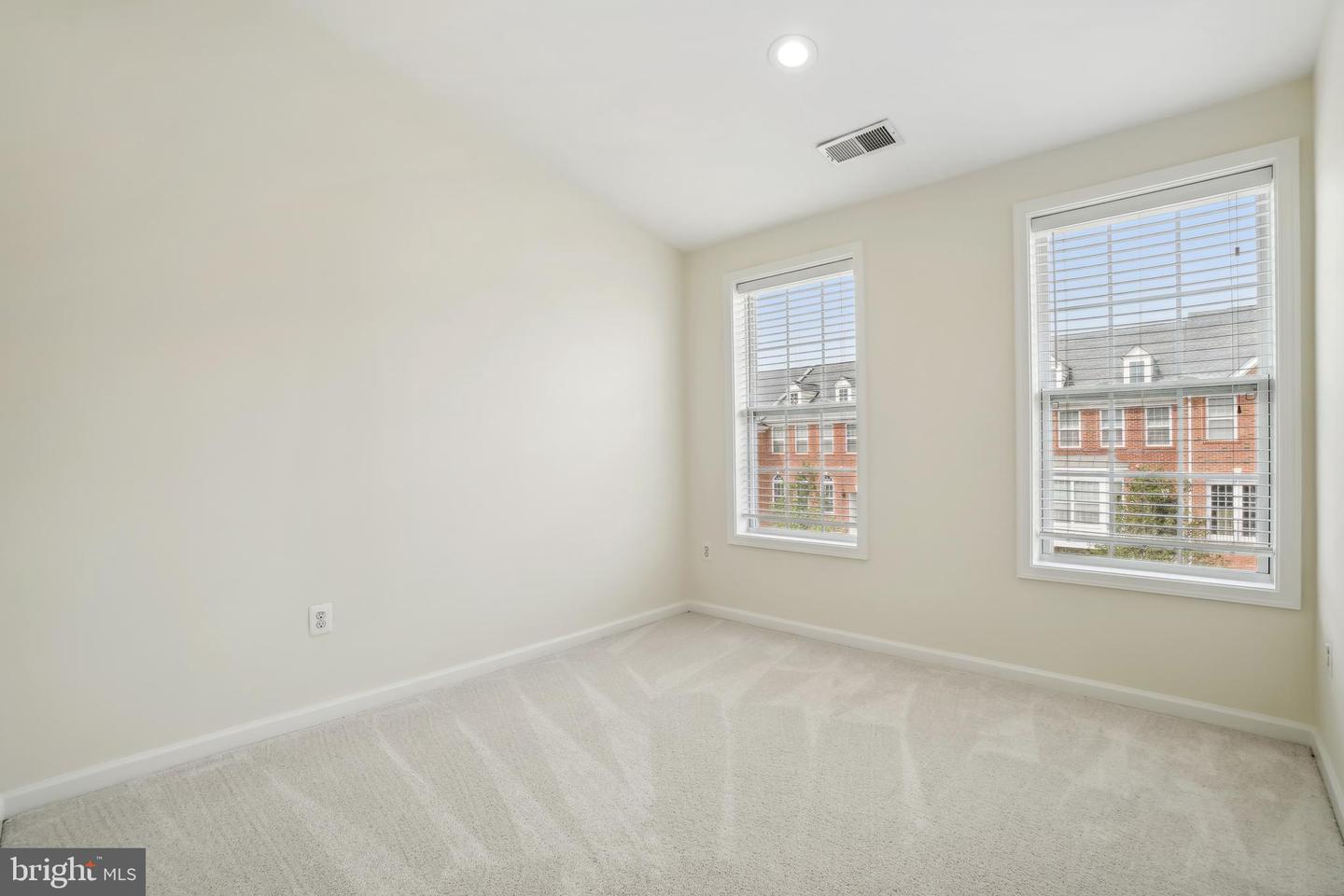 Photo 20 of 29 of 43261 Mitcham Sq townhome