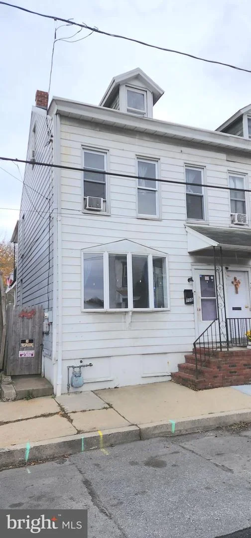 705 W Race Street
