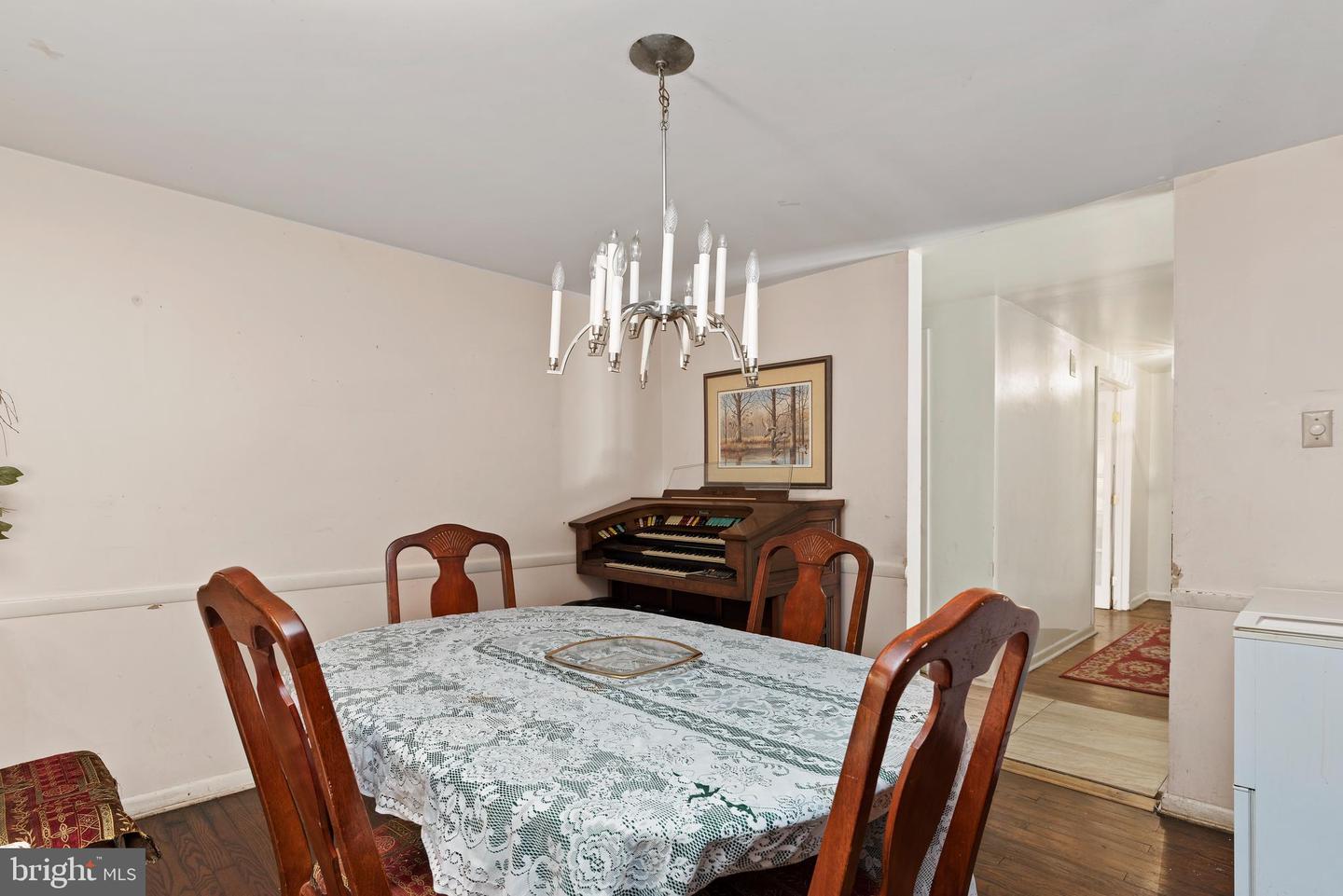 Photo 15 of 32 of 120 Hillymede Rd house