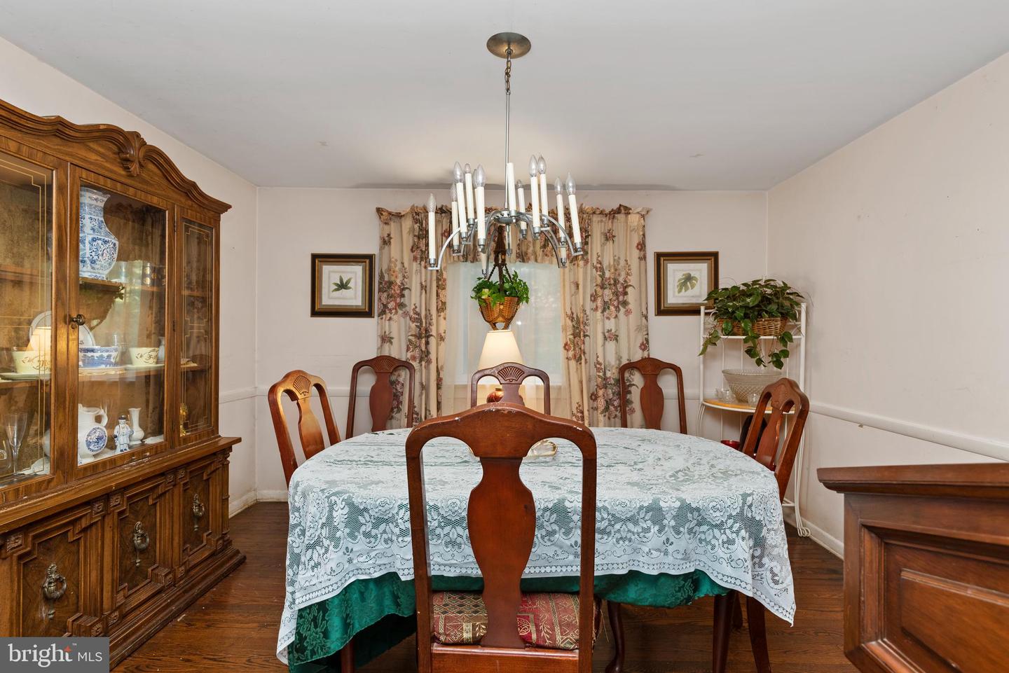 Photo 10 of 32 of 120 Hillymede Rd house