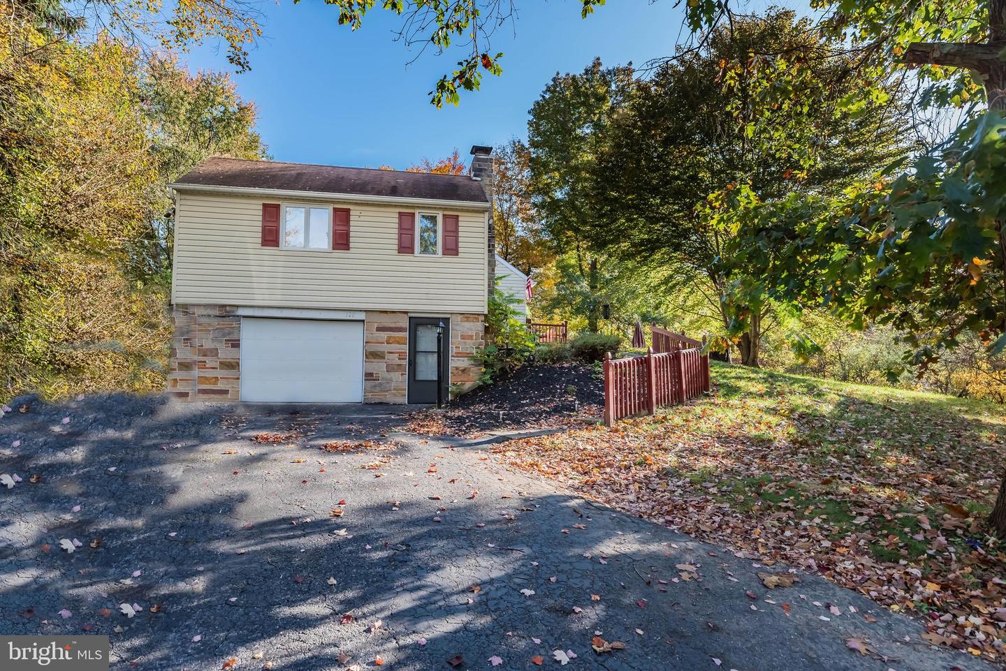Photo 4 of 32 of 120 Hillymede Rd house