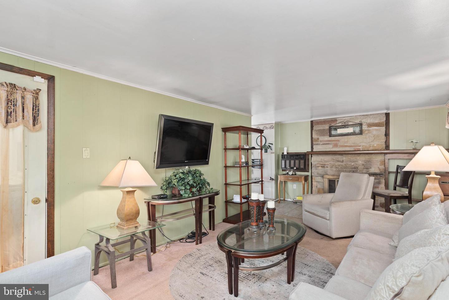 Photo 17 of 32 of 120 Hillymede Rd house