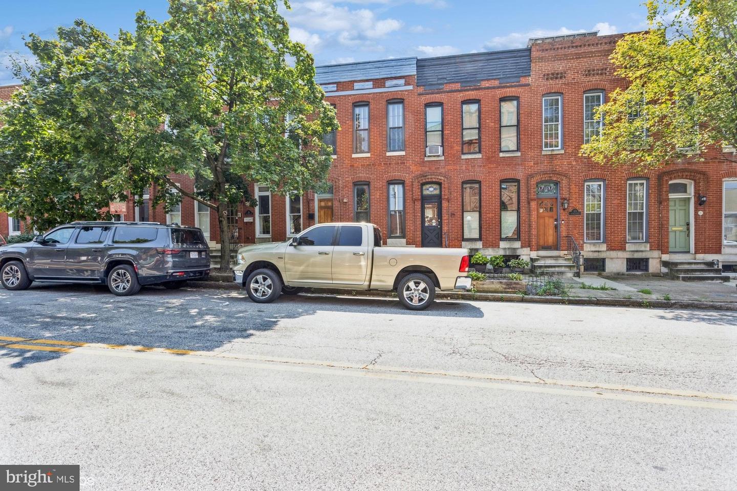 Photo 4 of 40 of 27 Ostend St E townhome