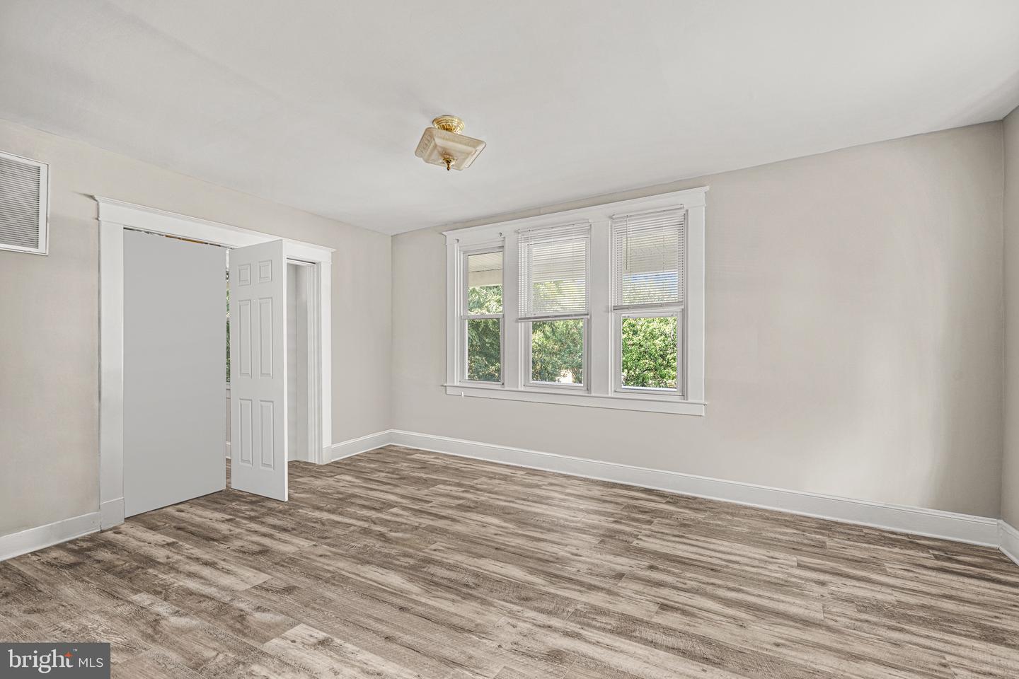 Photo 5 of 15 of 6209 Fair Oaks Ave house