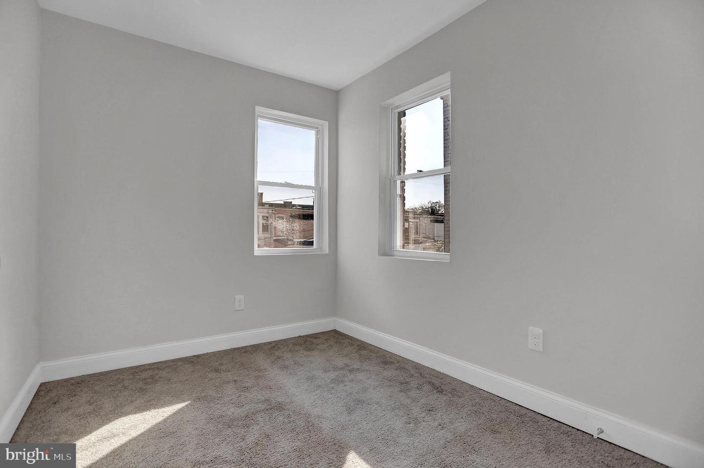 Photo 20 of 34 of 779 N Grantley St townhome