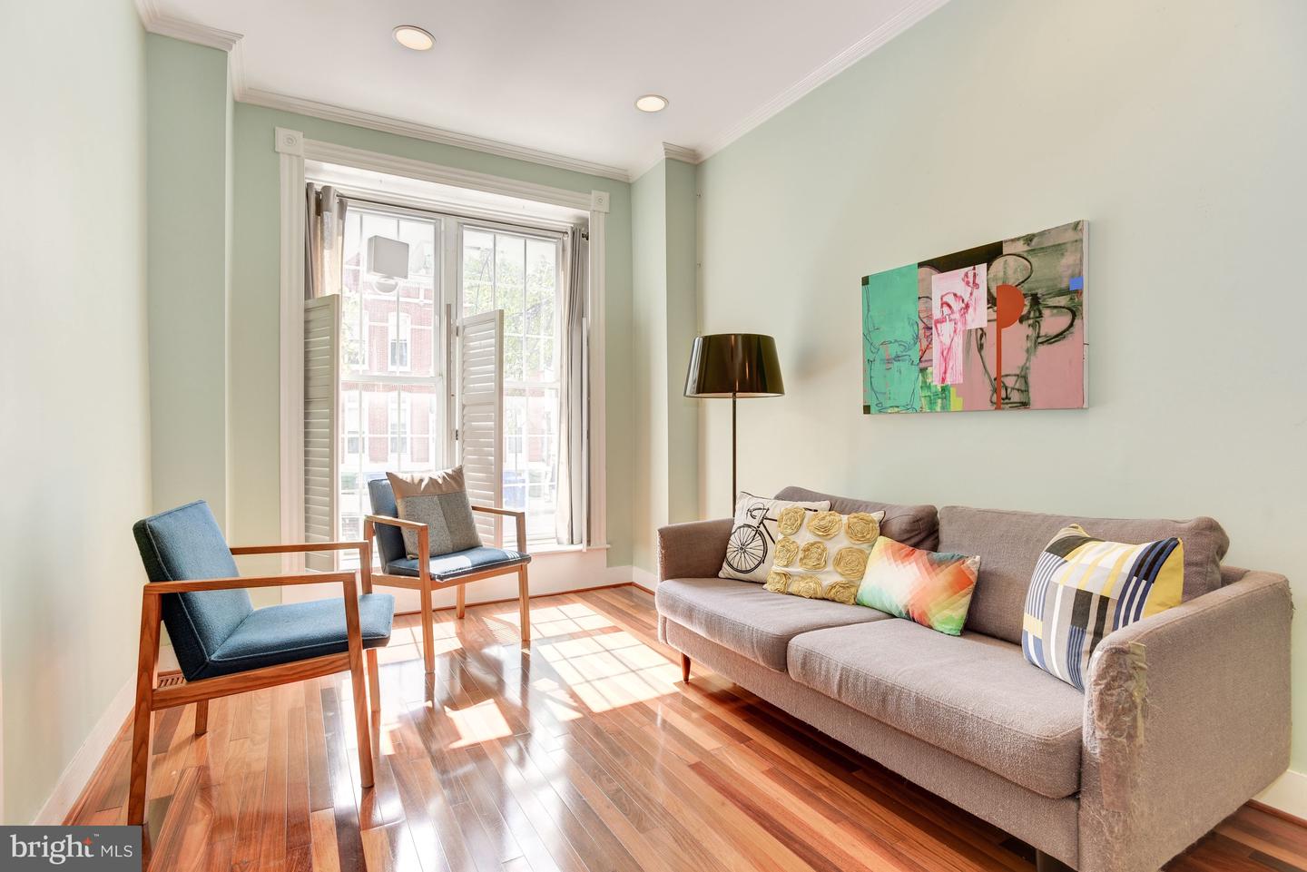 Photo 3 of 38 of 106 W Ostend St townhome