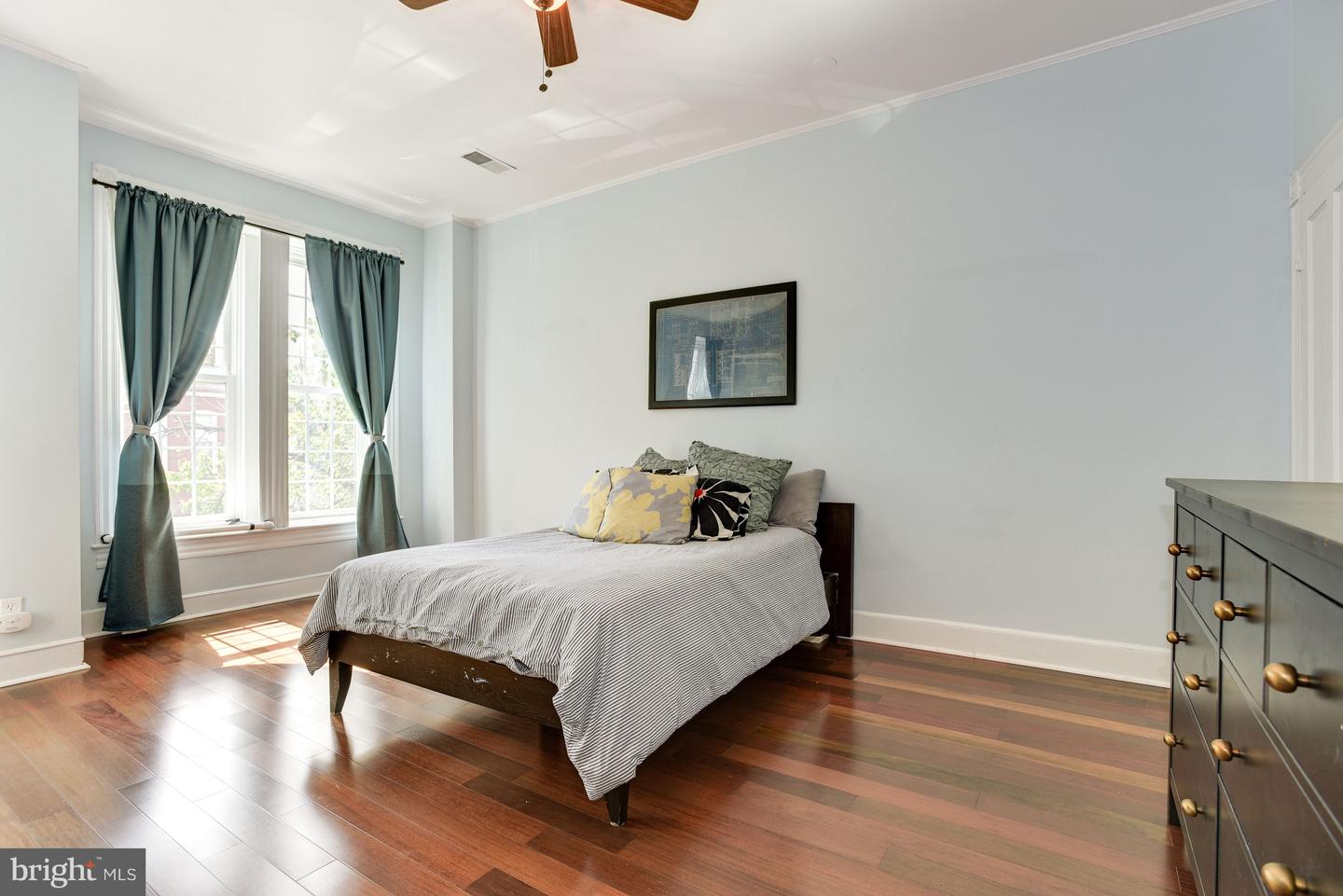 Photo 19 of 38 of 106 W Ostend St townhome