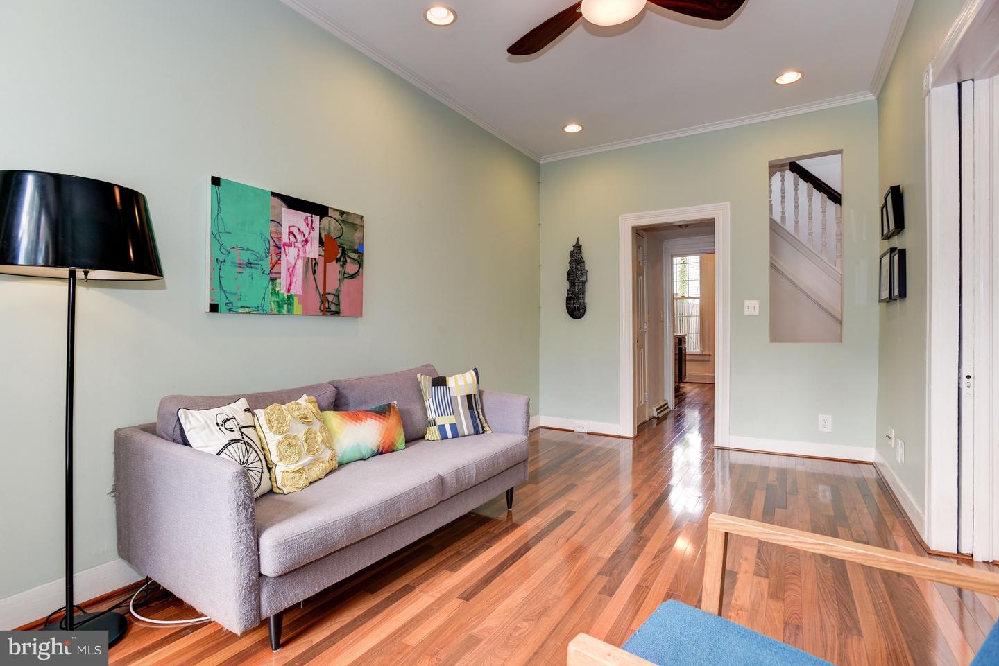 Photo 10 of 38 of 106 W Ostend St townhome