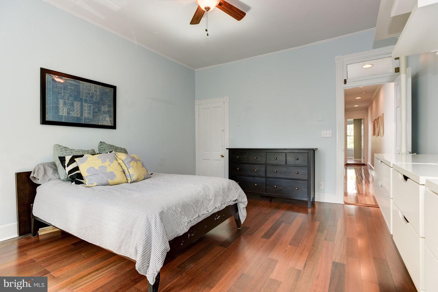 Photo 20 of 38 of 106 W Ostend St townhome