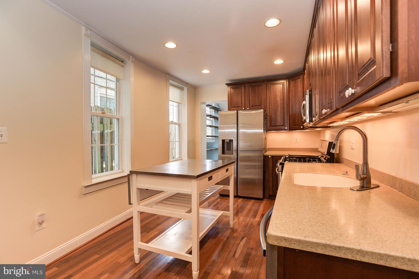 Photo 16 of 38 of 106 W Ostend St townhome