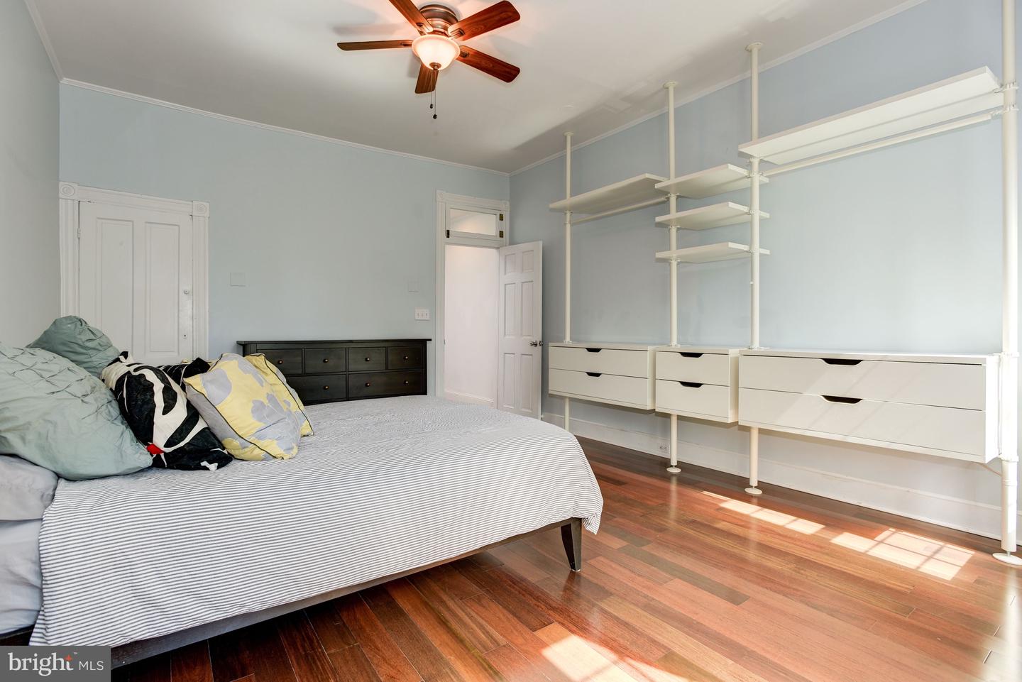 Photo 5 of 38 of 106 W Ostend St townhome