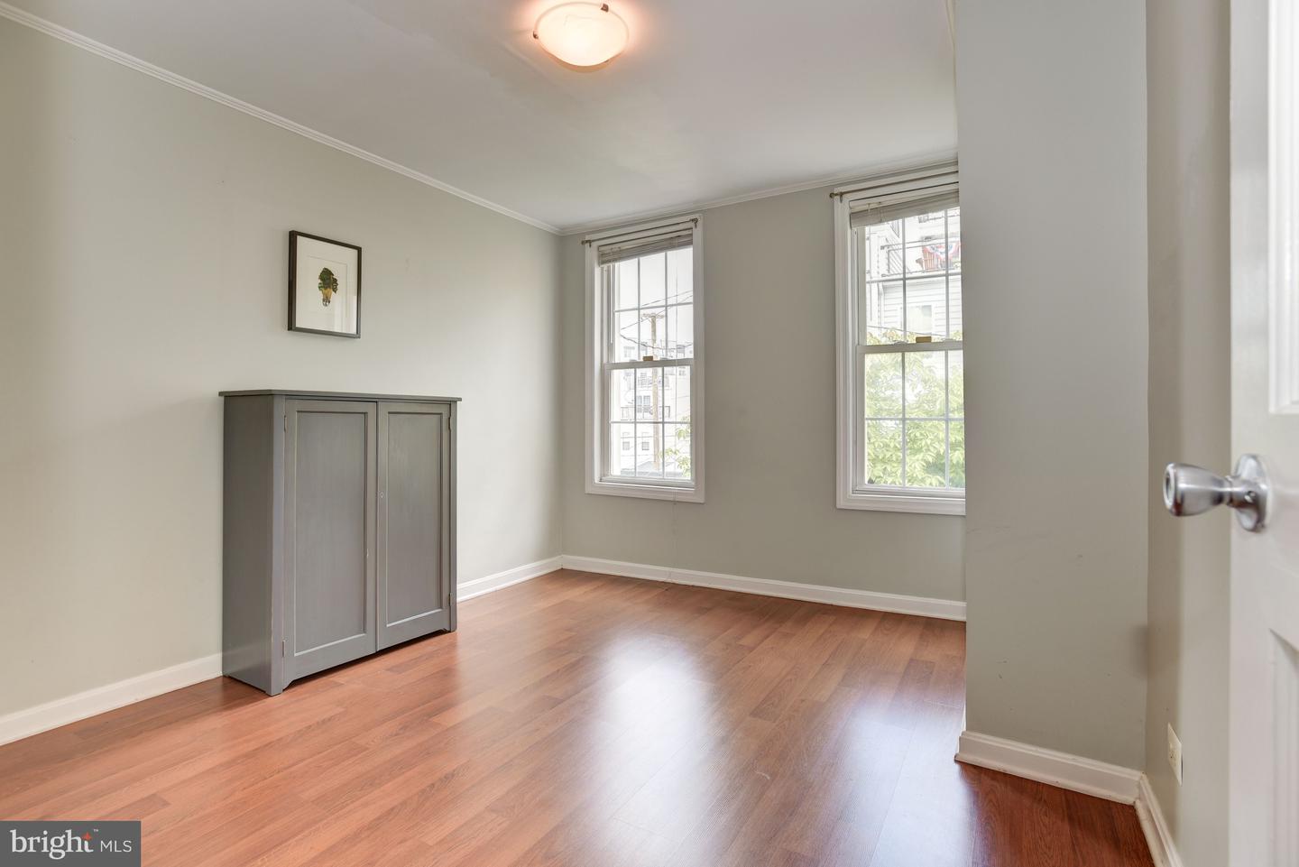Photo 7 of 38 of 106 W Ostend St townhome