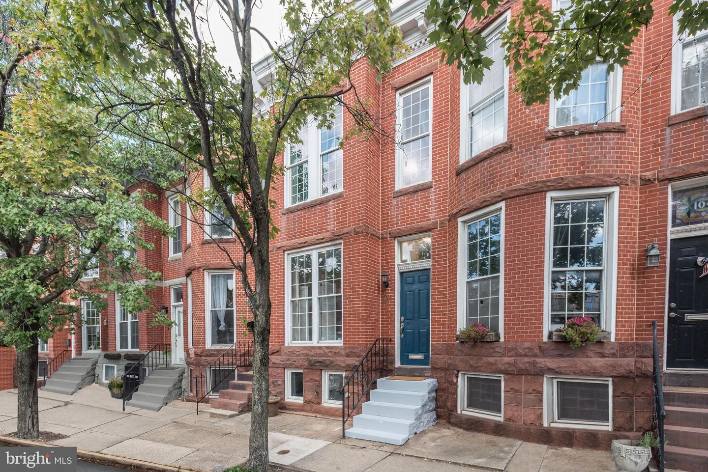 Photo 2 of 38 of 106 W Ostend St townhome